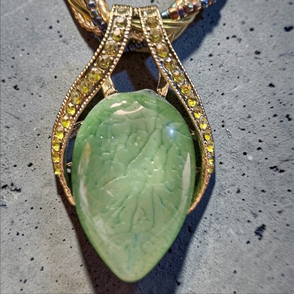 Elegant Jade Green Pendant Necklace - Picture 3 of 3